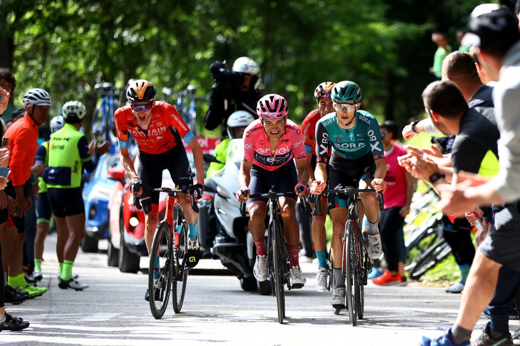 Richard Carapaz rides with Jai Hindley and Mikel Landa