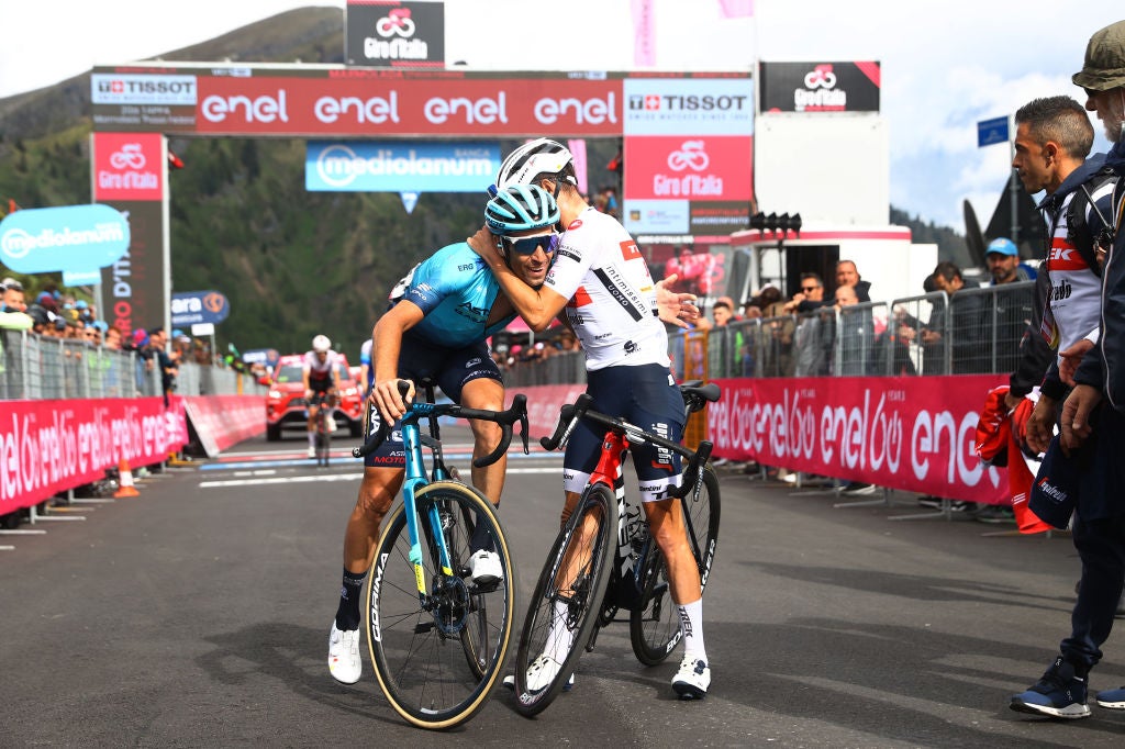 Juan Pedro Lopez hugs Vincenzo Nibali at the finish of stage 20