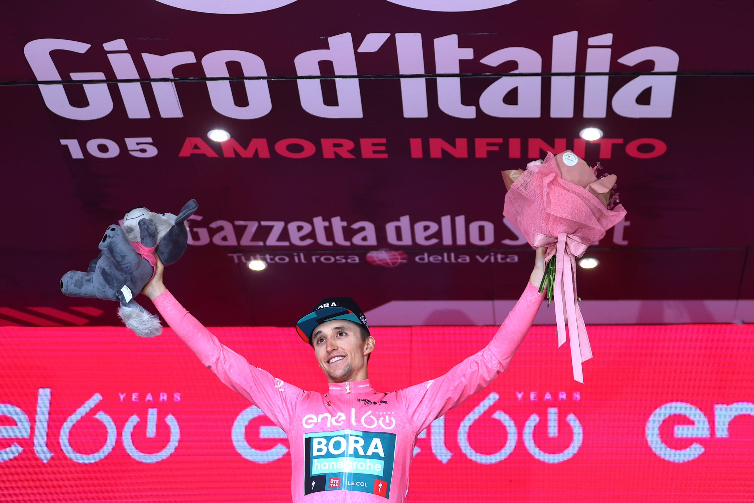 PASSO FEDAIA, ITALY - MAY 28: Jai Hindley of Australia and Team Bora - Hansgrohe celebrates at podium as Pink Leader Jersey winner during the 105th Giro d'Italia 2022, Stage 20 a 168km stage from Belluno to Marmolada -  Passo Fedaia 2052m / #Giro / #WorldTour / on May 28, 2022 in Passo Fedaia, Italy. (Photo by Michael Steele/Getty Images)