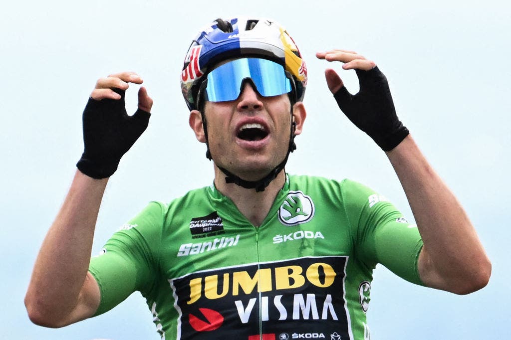 Wout van Aert realizes that he has not won stage 3 of the Critérium du Dauphiné