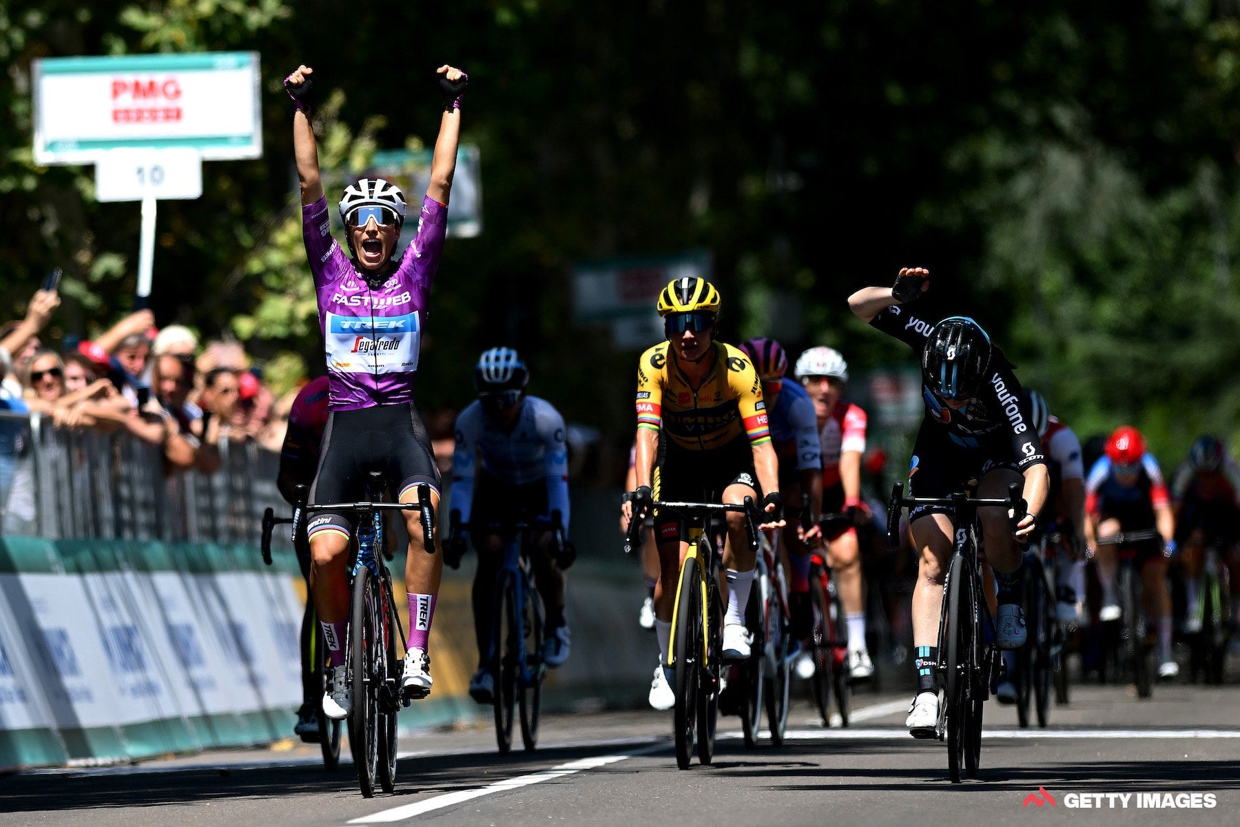Elisa Balsamo (Trek-Segafredo) wins stage 4 of the 2022 Giro d'Italia Donne.