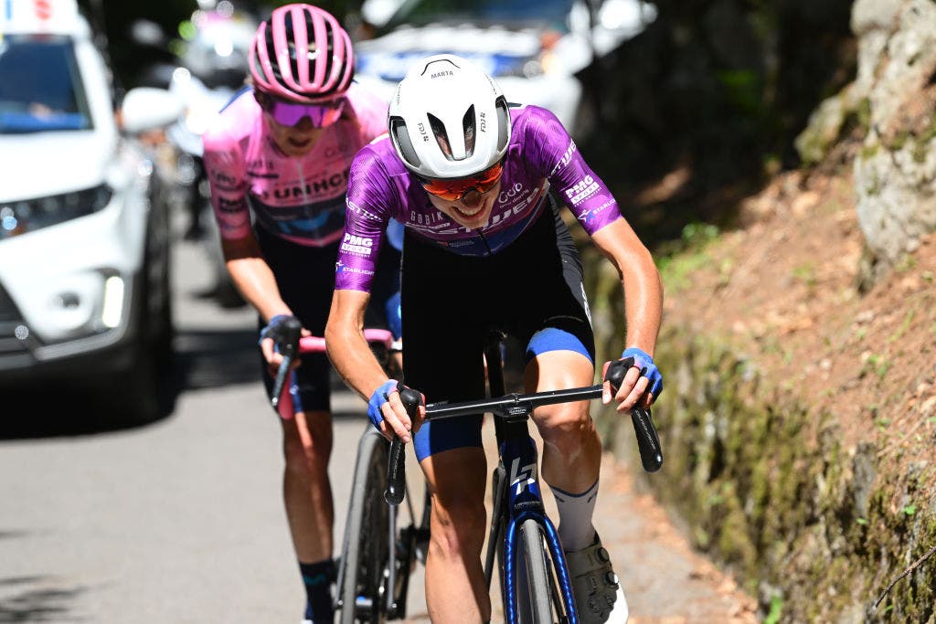 Marta Cavalli attacking Annemiek van Vleuten at the Giro d'Italia Donne