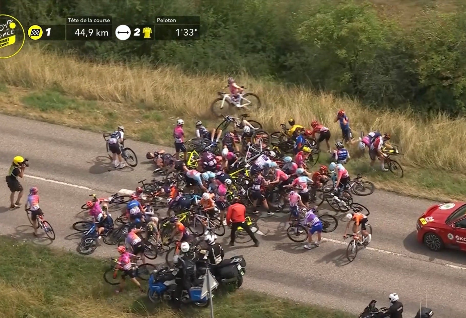 There was a big crash in the peloton inside the final 50 kilometers of stage 5 of the Tour de France Femmes 2022. 