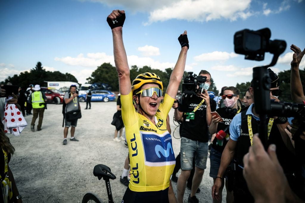 Annemiek van Vleuten celebrates her Tour de France Femmes win