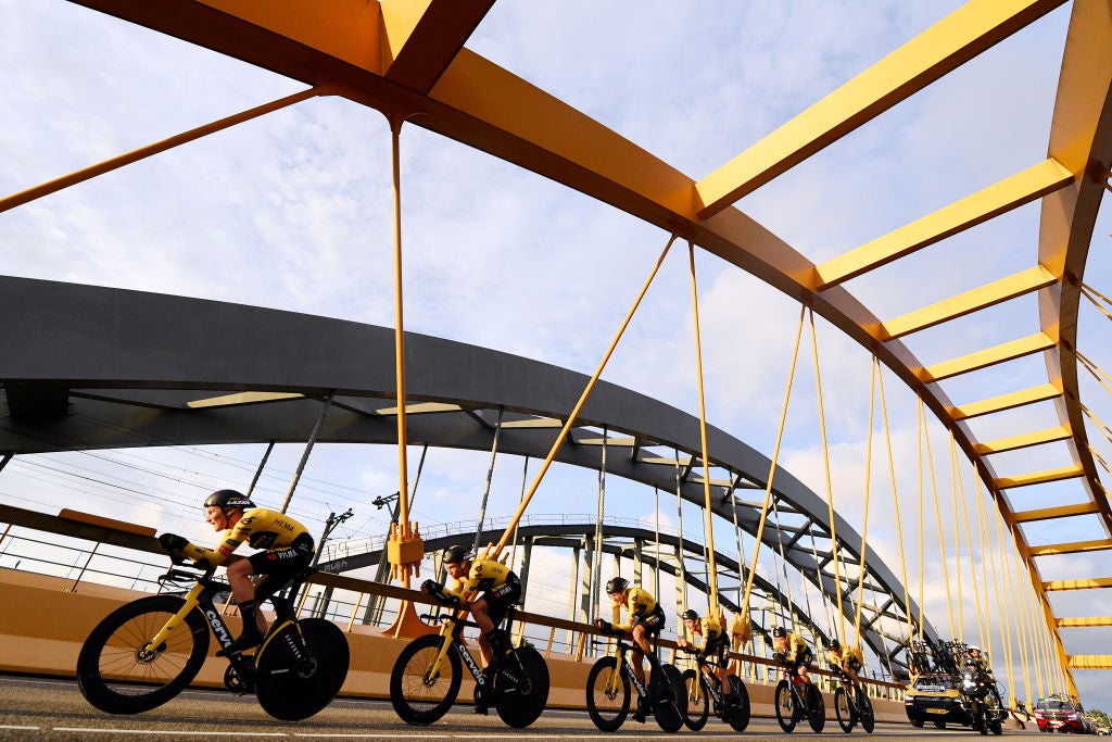 UTRECHT, NETHERLANDS - AUGUST 19: A general view of Primoz Roglic of Slovenia, Edoardo Affini of Italy, Rohan Dennis of Australia, Robert Gesink of Netherlands, Chris Harper of Australia, Sepp Kuss of United States, Sam Oomen of Netherlands, Mike Teunissen of Netherlands and Team Jumbo - Visma sprint during the 77th Tour of Spain 2022, Stage 1 a 23,3km team time trial in Utrecht / #LaVuelta22 / #WorldTour / on August 19, 2022 in Utrecht, Netherlands. (Photo by Tim de Waele/Getty Images)