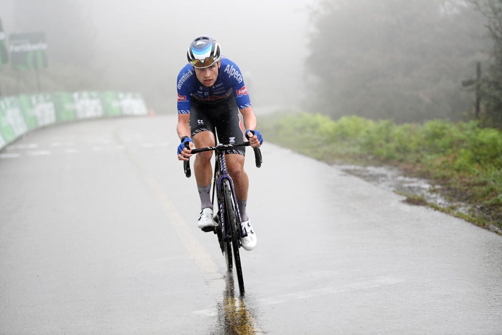 Jay Vine went solo to win on stage 6 of the 2022 Vuelta a Espana