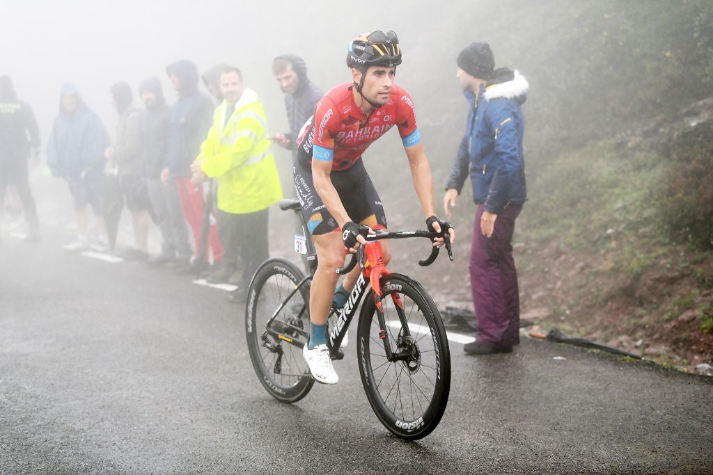 MIkel Landa rides through the mist to finish stage 6