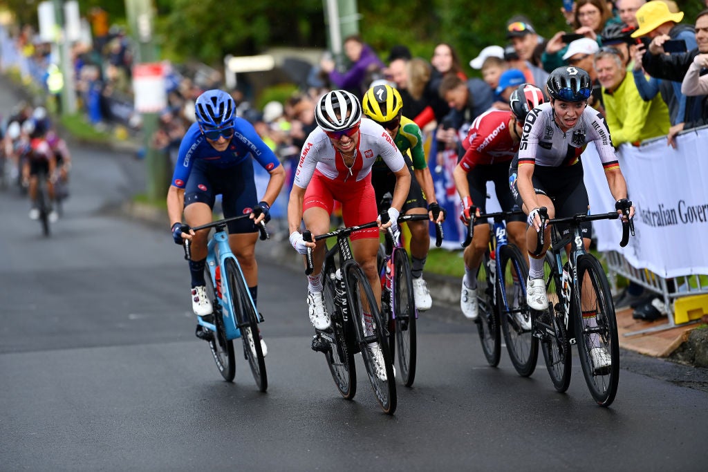 Kasia Niewiadoma attacks on Mount Pleasant