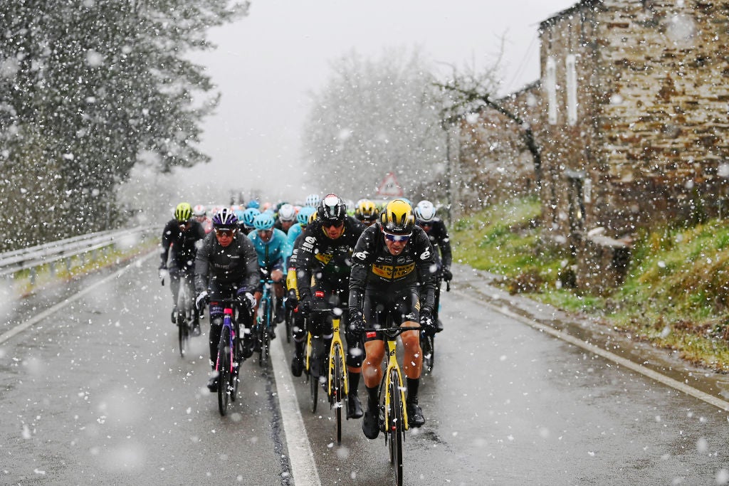 The peloton rides through heavy snow at O Gran Camiño