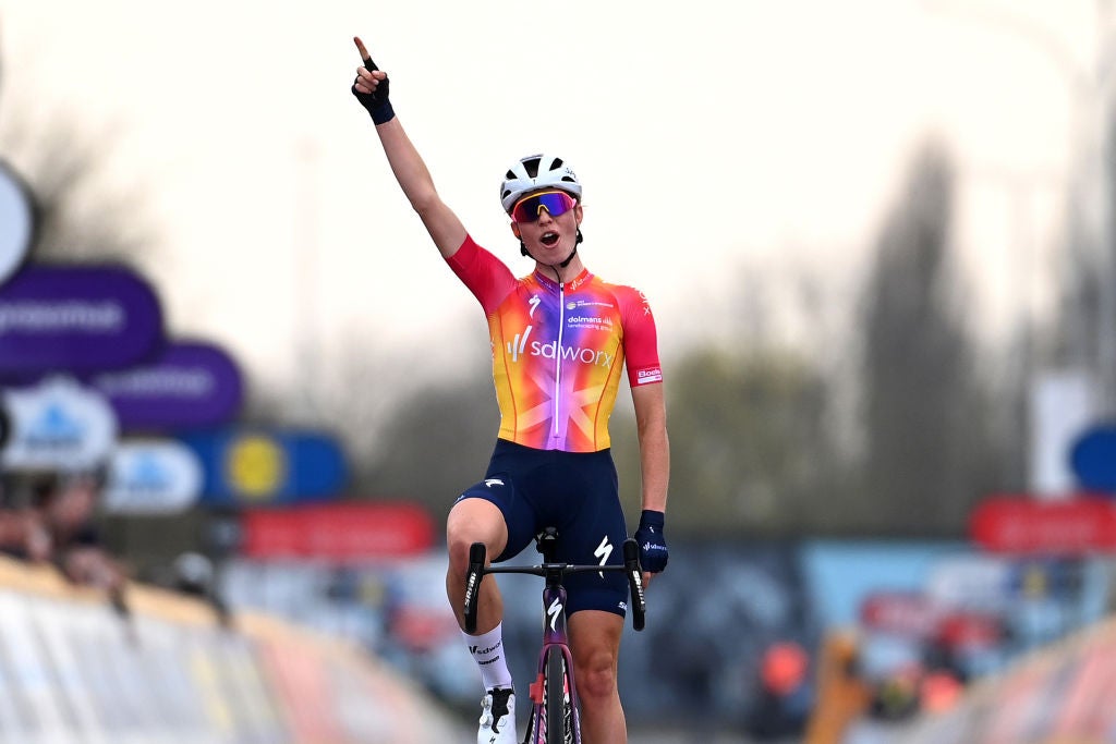 Demi Vollering soloed to the Dwars door Vlaanderen win