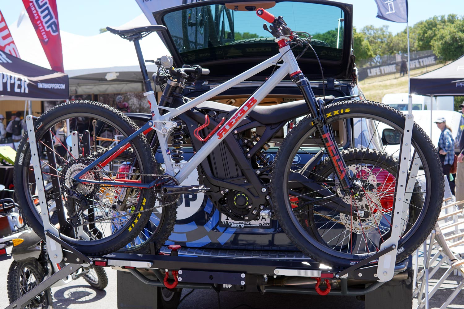 1up-XD-rack-hitch-with-bike-moto