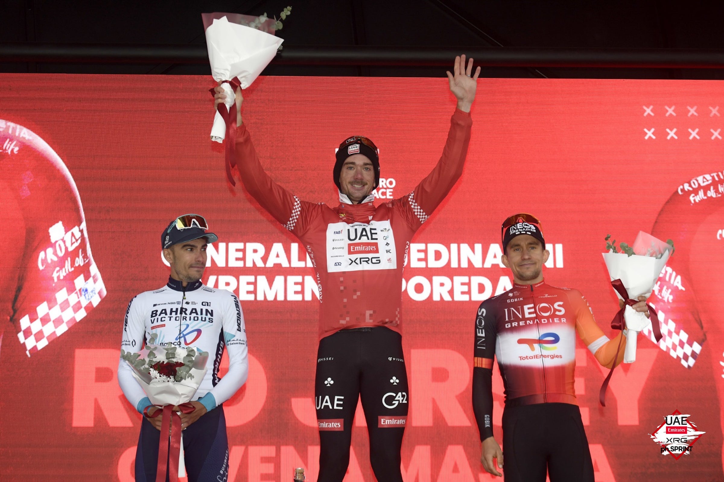 Brandon McNulty on the final podium, with Edoardo Zambanini (Bahrain - Victorious) and Michal Kwiatkowski (Ineos Grenadiers). (Photo: Sprint Cycling/UAE Team Emirates-XRG)
